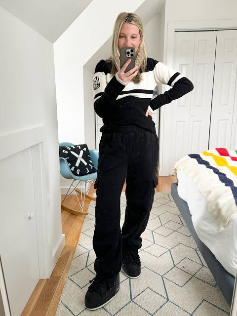 Monochrome Black and White with Knit Sweater and Snow Boots Monochrome Black and White with Knit Sweater and Snow Boots — Snow Boots Outfits