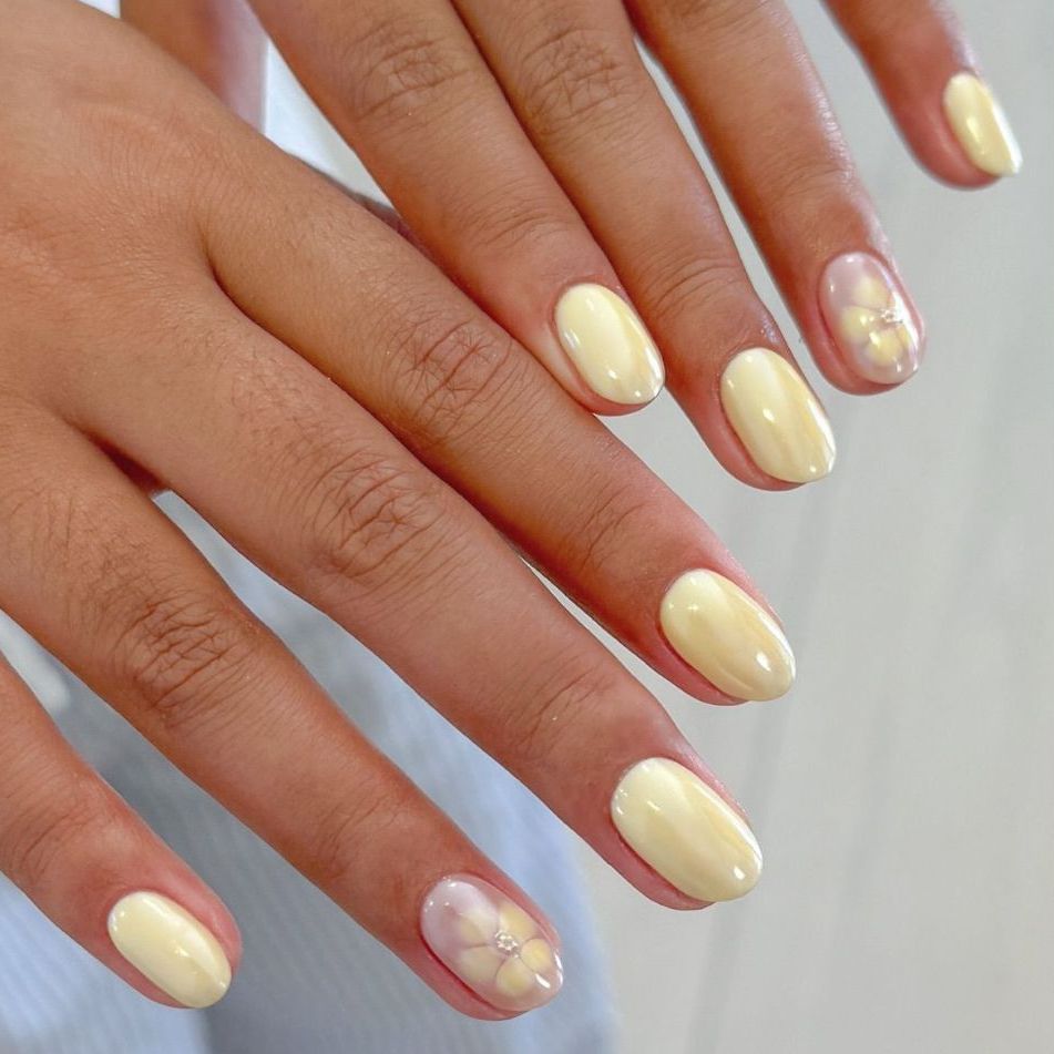 Medium Oval Pale Yellow Floral Accents Medium Oval Pale Yellow Floral Accents — Yellow Nail Designs