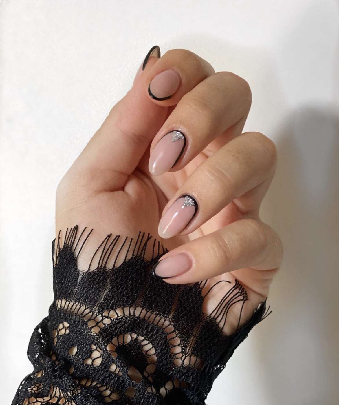 Medium Oval Minimalist Black Outline French Medium Oval Minimalist Black Outline French — Trendy Simple Nail Designs