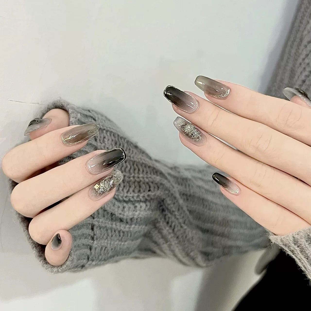 Gray to Black Ombre Gold Foil Coffin Nails Gray to Black Ombre Gold Foil Coffin Nails — Winter Gray Nails