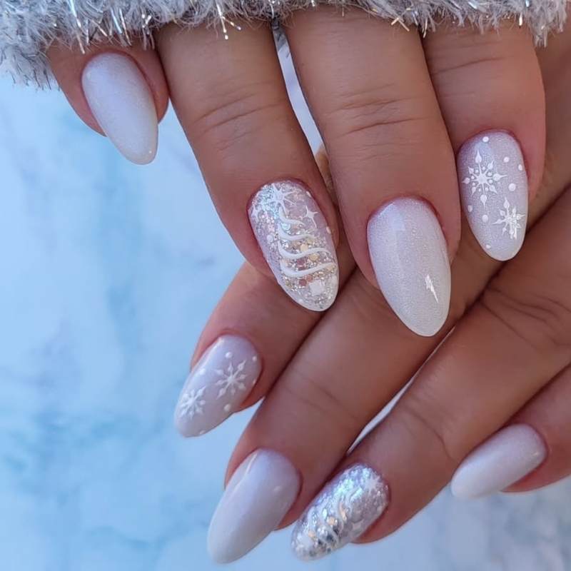 White Christmas Tree Glitter Nails White Christmas Tree Glitter Nails — Winter Glitter Nails