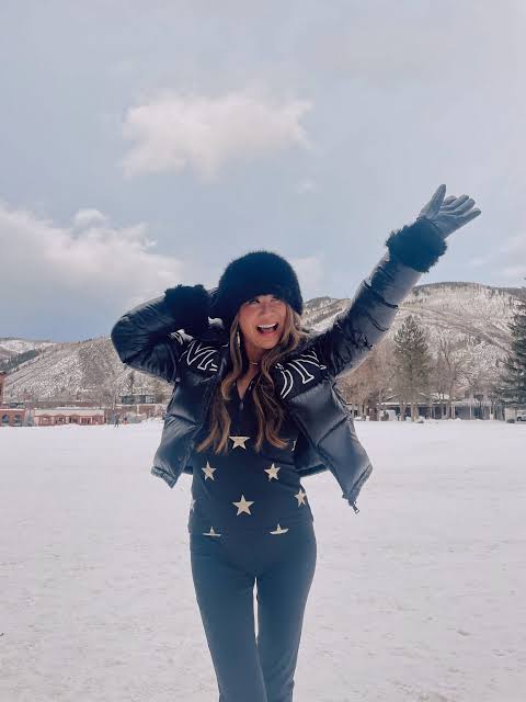 Fitted Black Ski Pants with a Puffer Jacket and Fur-Lined Boots — Apres Ski Outfits