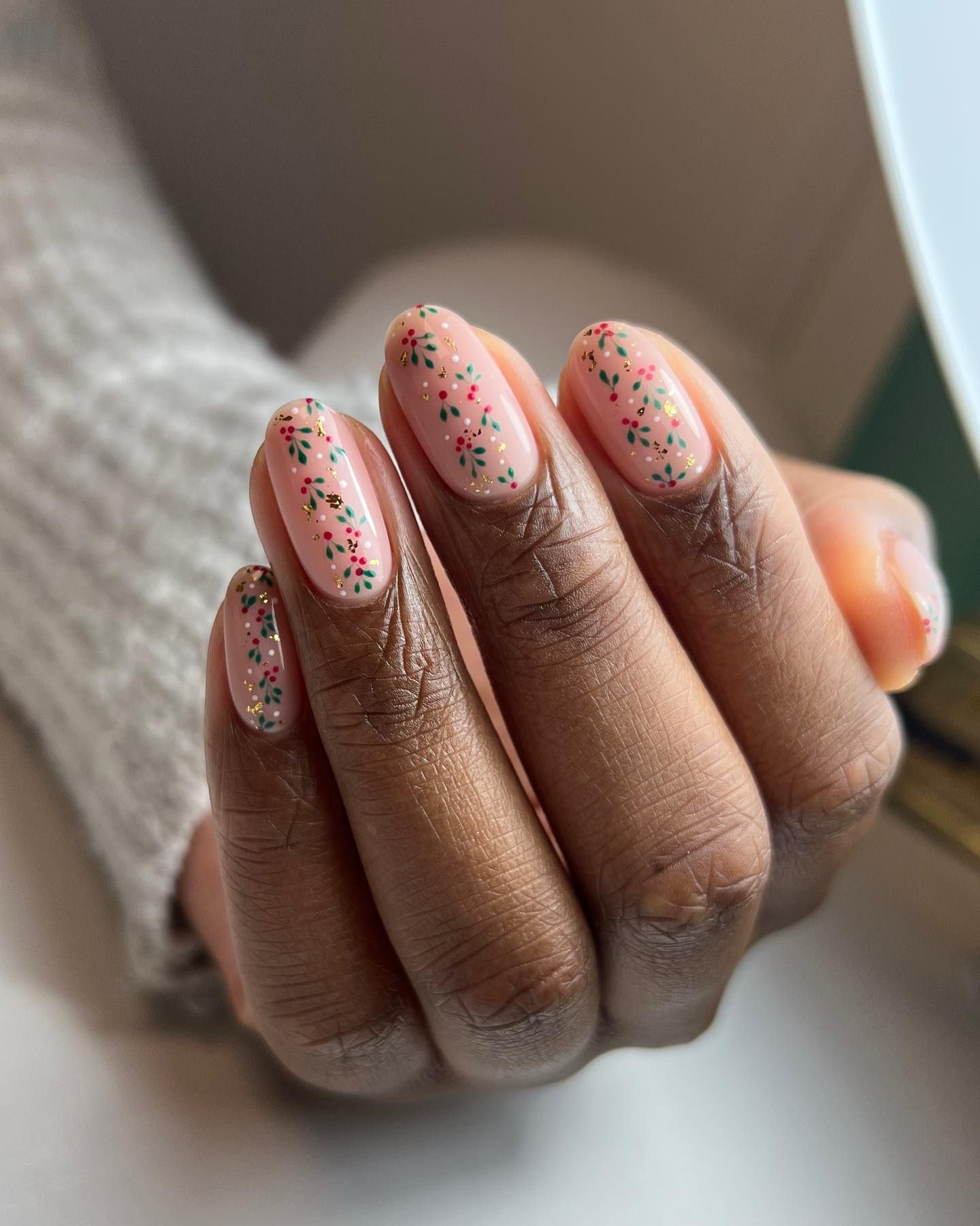 Short Oval Pale Pink Floral Accents Short Oval Pale Pink Floral Accents — Simple Winter Nails