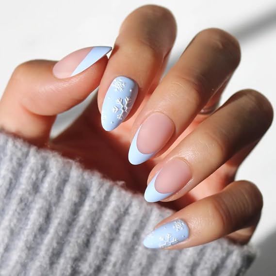 White Snowflake Decal Gradient Short Almonds White Snowflake Decal Gradient Short Almonds — Short Winter Almond Nails