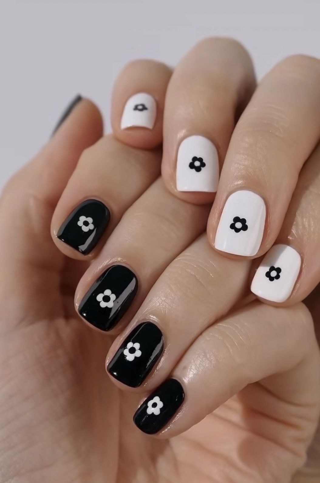 Alternating Black White Graphic Flower Nails Alternating Black White Graphic Flower Nails — Simple Nail Designs