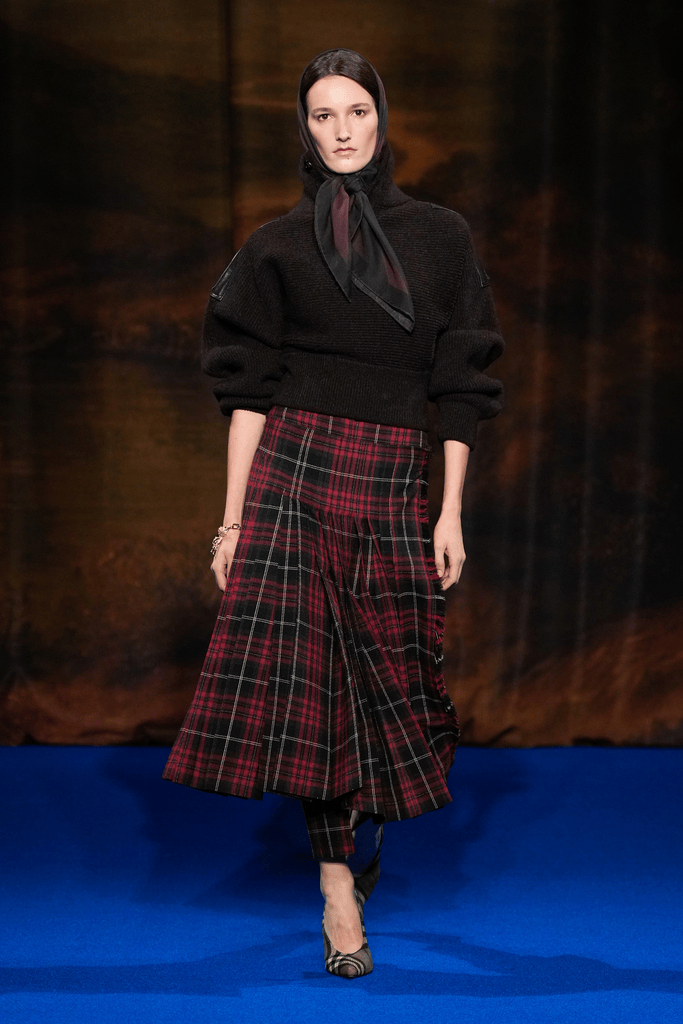Tartan Skirt and Cropped Sweater: Classic Grunge Appeal — Grunge Winter Outfits