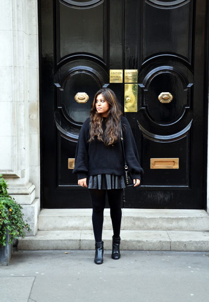 Pleated Leather Mini Skirt with Oversized Knit Pleated Leather Mini Skirt with Oversized Knit — Winter Skirt Outfits