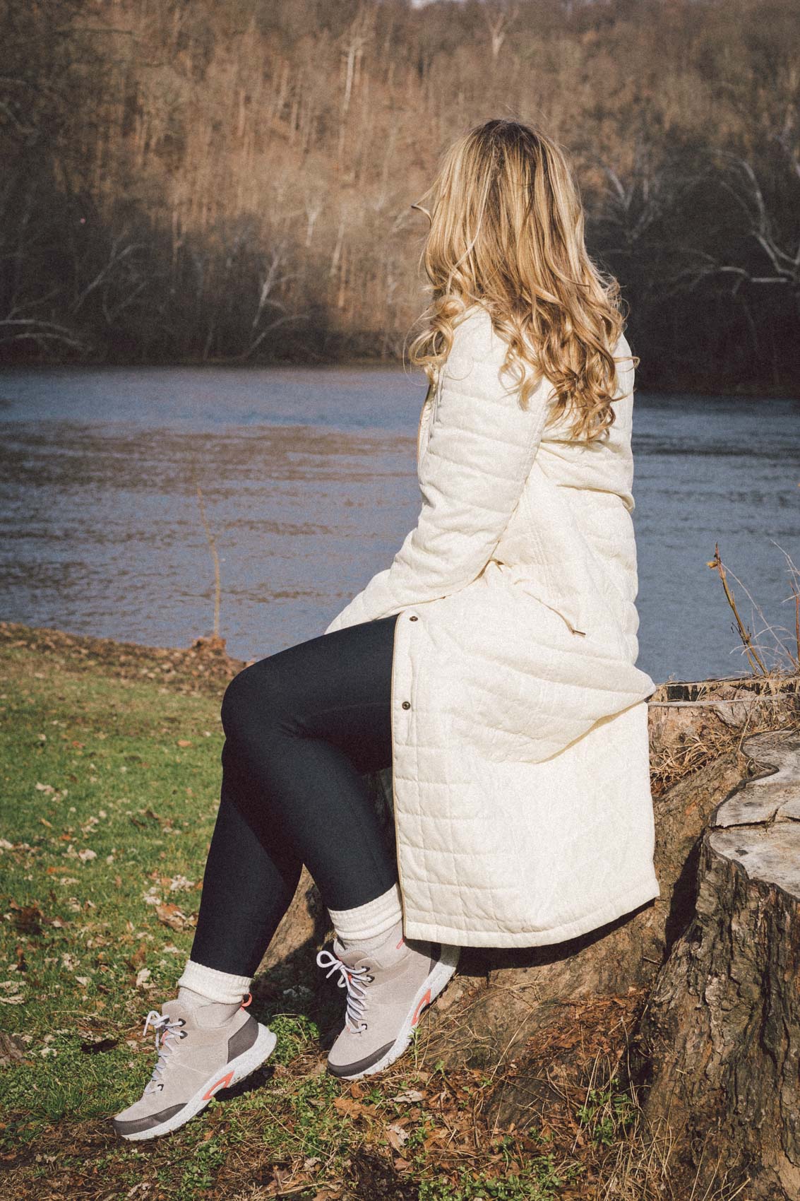 Cream Quilted Coat with Navy Leggings and Grey Sneakers — Long Puffer Coat Outfits