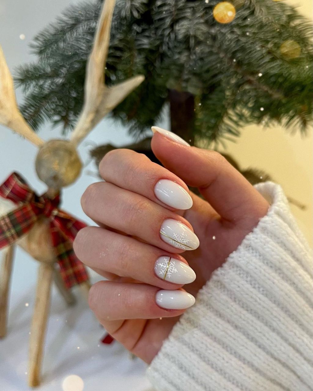 Medium Oval White Gold Snowflake Nails Medium Oval White Gold Snowflake Nails — Winter Nail Colors for Women Over 60