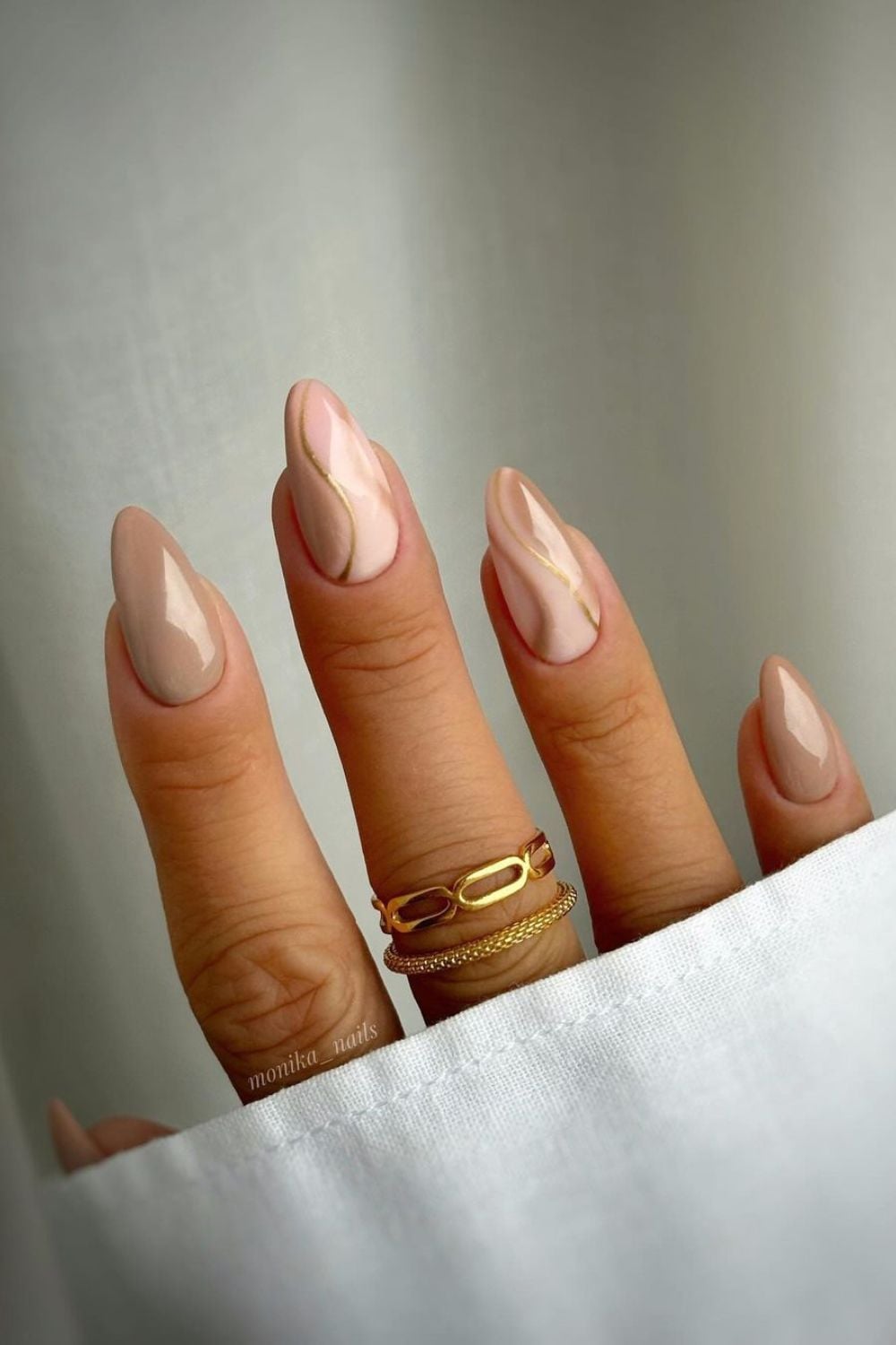 Nude Beige Glossy Stiletto with Gold Lines Nude Beige Glossy Stiletto with Gold Lines — Long Winter Nails