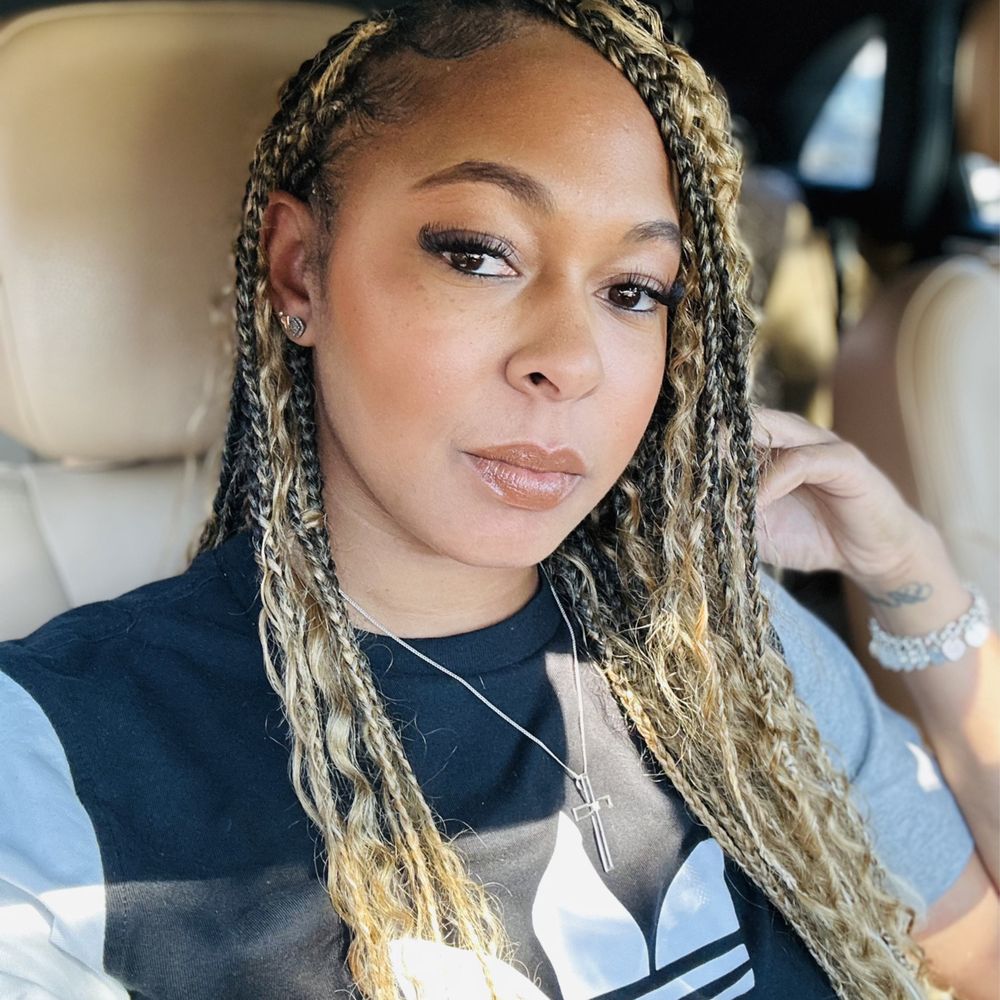 Mid-Back Goddess Locs With Honey Blonde Highlights Mid-Back Goddess Locs With Honey Blonde Highlights — Honey Blonde Locs 2027