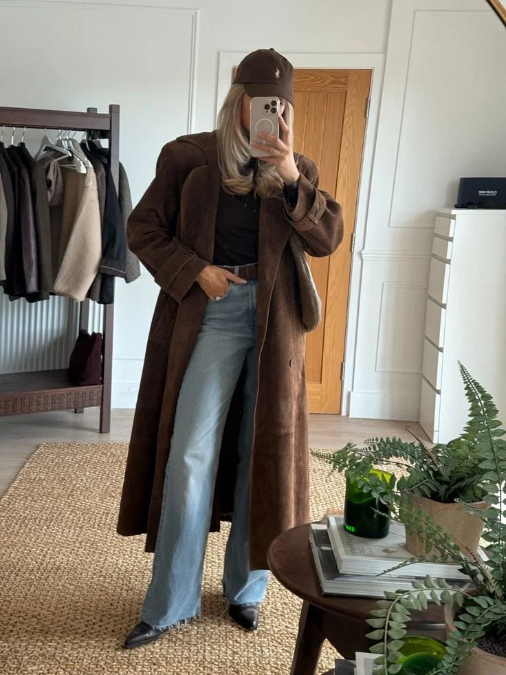 Casual Brown Suede Coat with Jeans and Baseball Cap Casual Brown Suede Coat with Jeans and Baseball Cap — Brown Coat Outfits