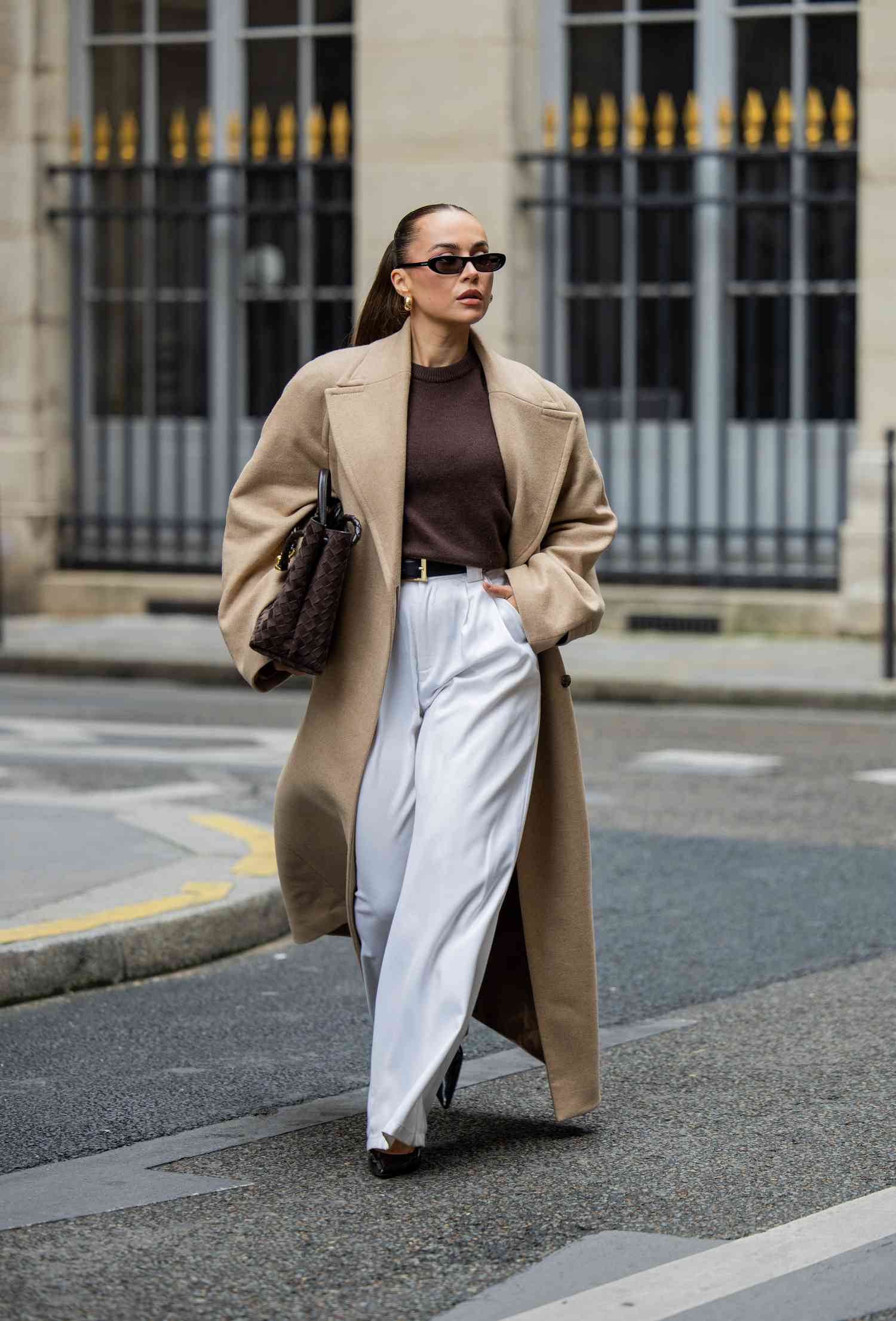 Modern Camel Coat with Brown Sweater and White Trousers Modern Camel Coat with Brown Sweater and White Trousers — Brown Coat Outfits