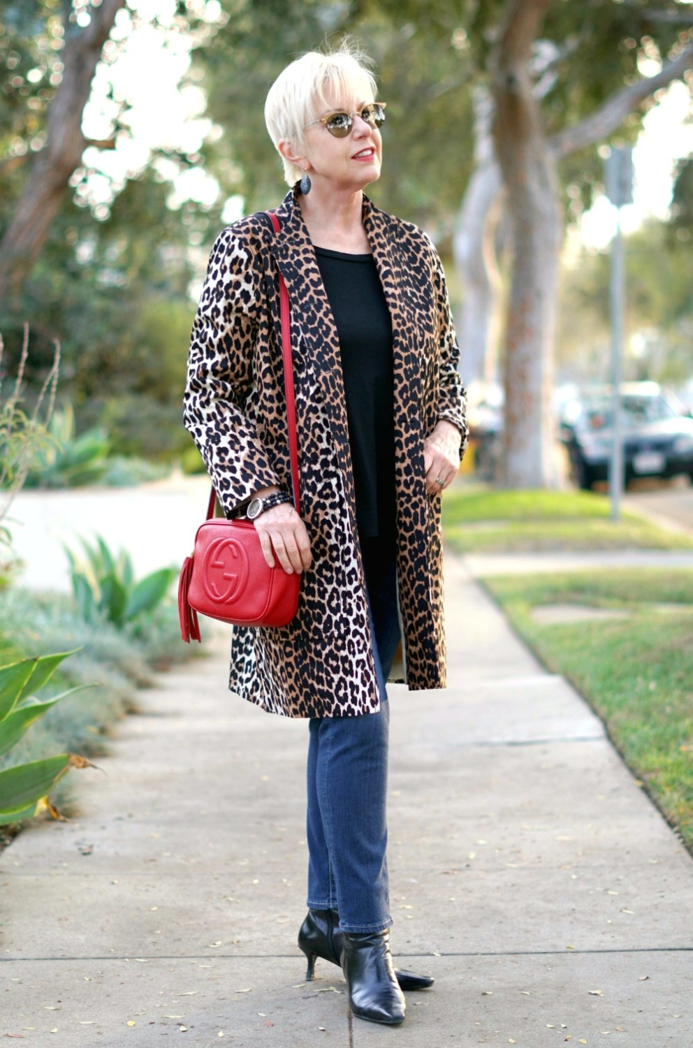 Smart Casual Leopard Coat with Red Bag and Kitten Heels Smart Casual Leopard Coat with Red Bag and Kitten Heels — Leopard Coat Outfits