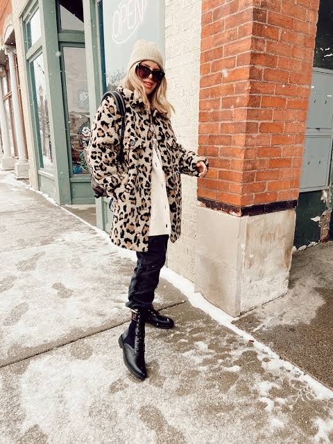 Winter Street Style: Leopard Coat with Cream Sweater and Backpack Winter Street Style: Leopard Coat with Cream Sweater and Backpack — Leopard Coat Outfits