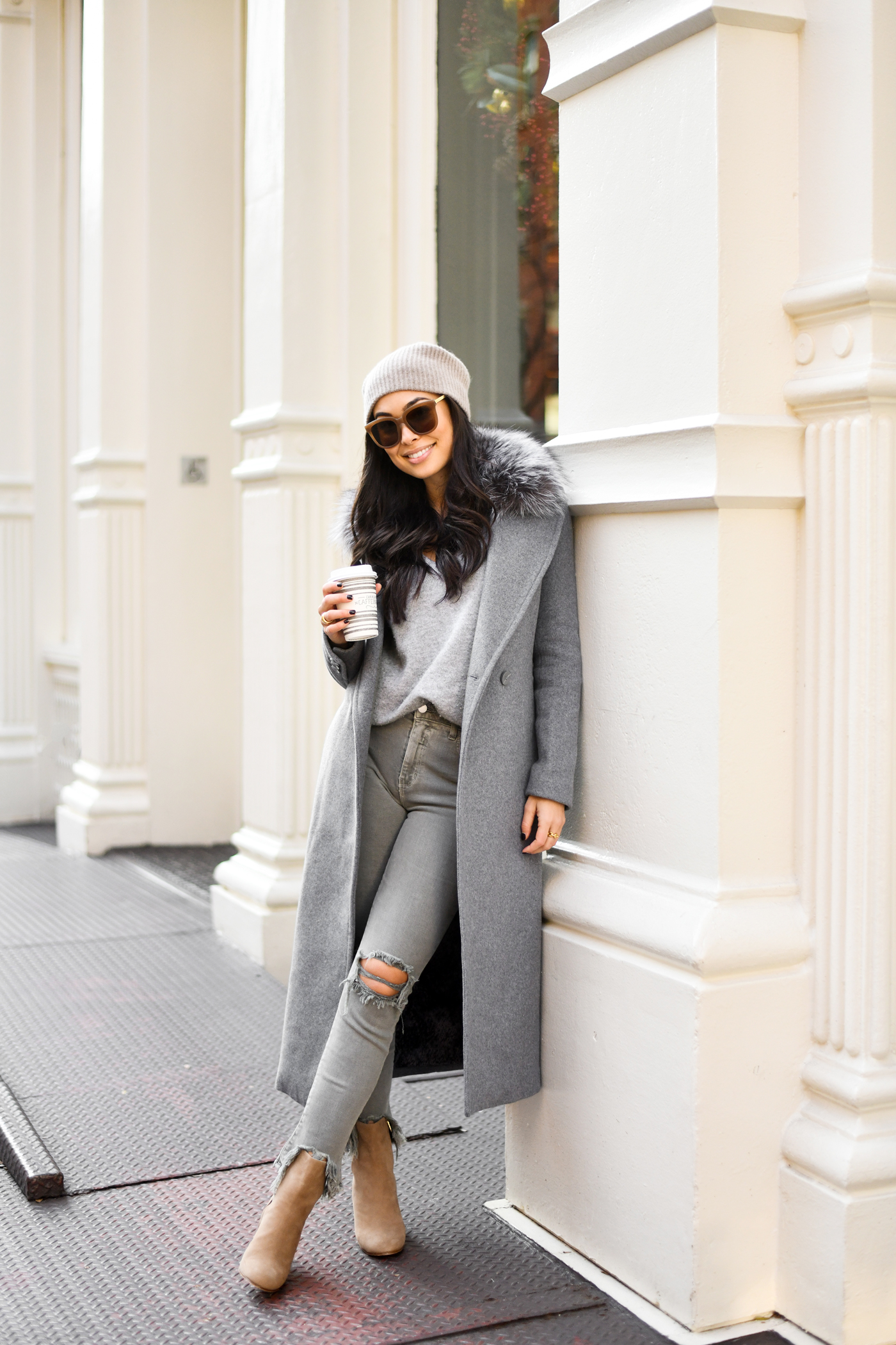 Long Grey Wool Coat with Faux Fur Collar and Ripped Jeans Long Grey Wool Coat with Faux Fur Collar and Ripped Jeans — Parka Outfits